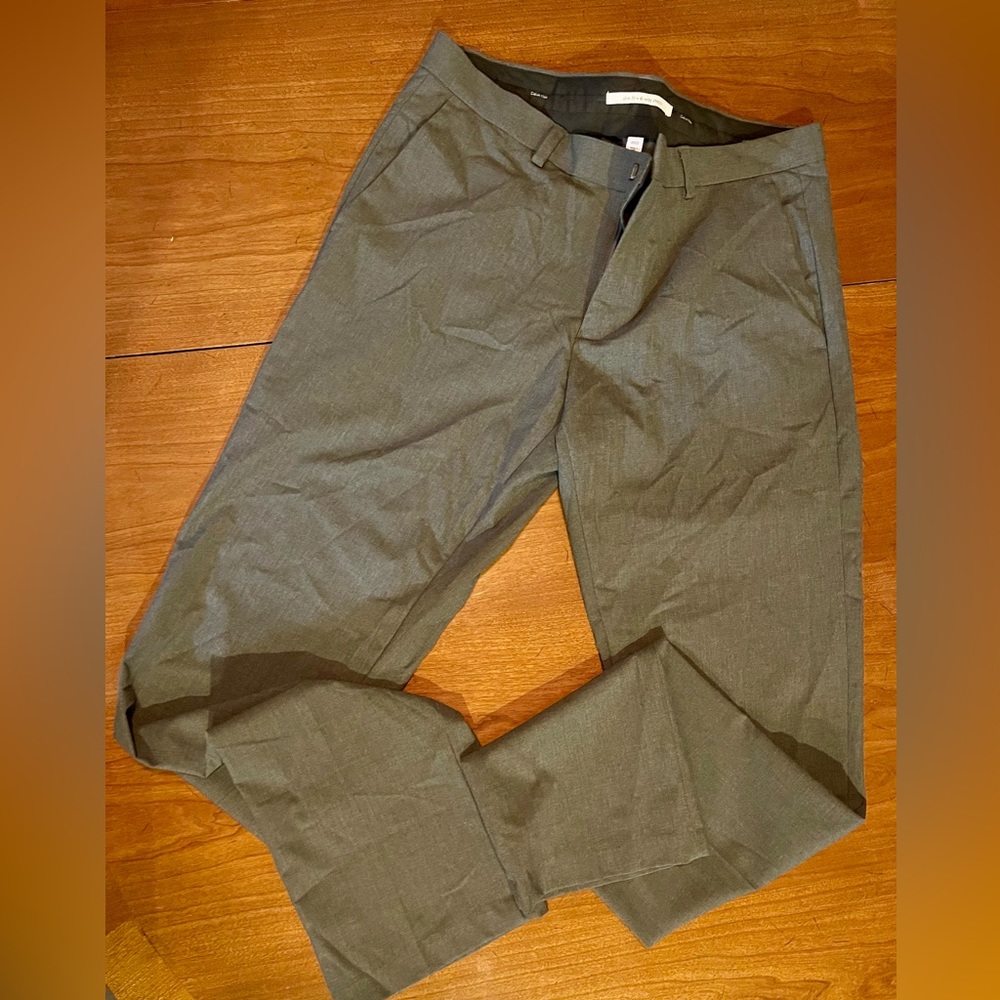Calvin Klein Men’s slim fit 4 way stretch 30/32 light grey slacks pants